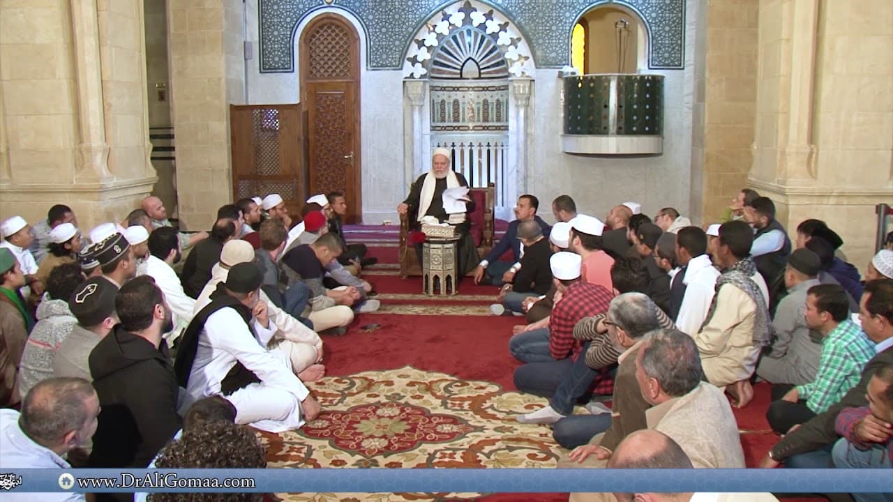 رأيت مصلي على غير اتجاه القبلة فهل أحركه ؟ - فتاوي