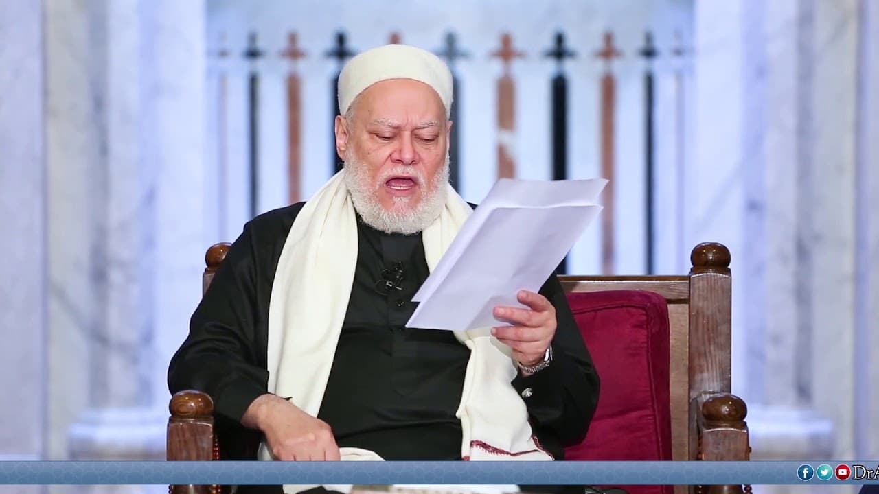 اصلي في المسجد وأجد في نصف الصف يجلس كبار السن فهل هذا يجوز لم يجب أن يصطفوا في صف أخر؟ - فتاوي