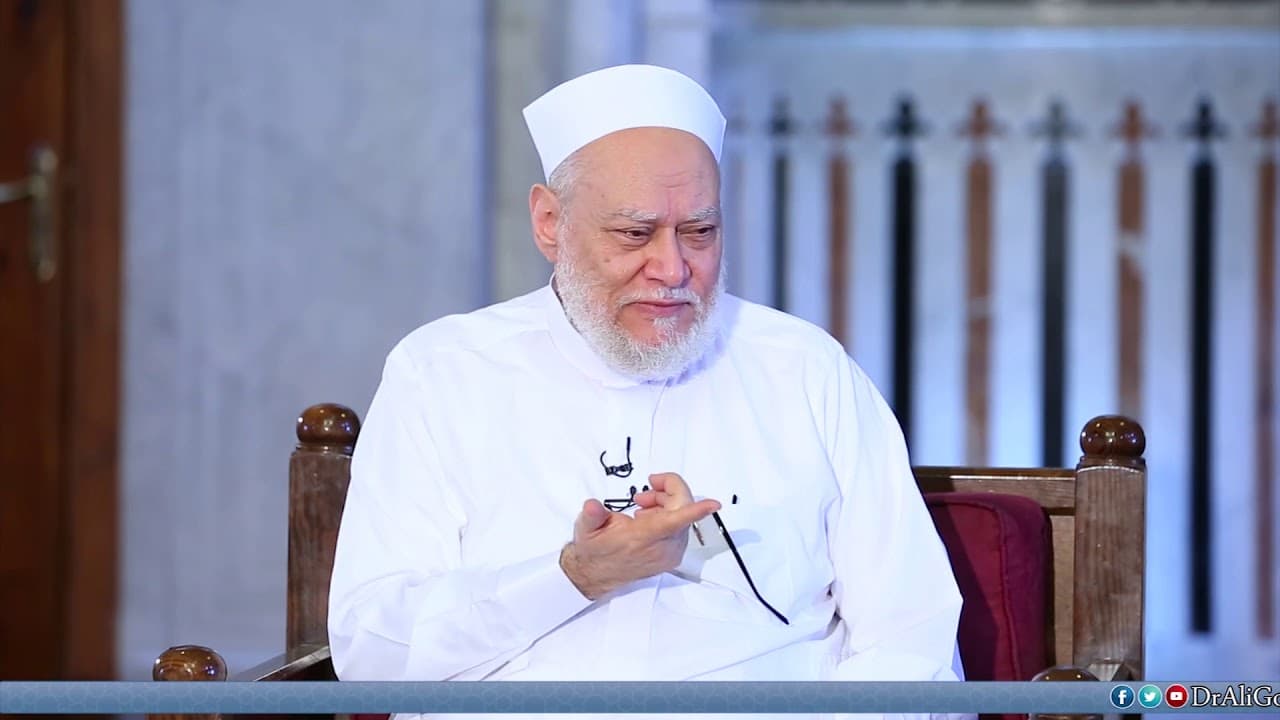 عمي توفي في أمريكا وغسل وتمت الصلاة عليه ولكن عند الدفن وضعوه في صندوق خشبي ودفنوه فيه فهل هذا حلال؟ - فتاوي