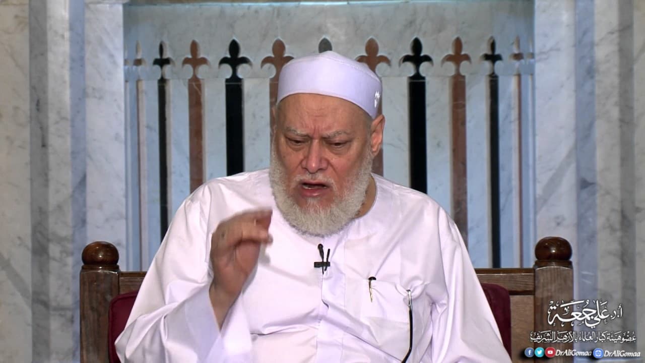 امرأة لا تجد مكانا أصلي فيه فهل يجوز أن أصلي على الكرسي؟ | أ.د علي جمعة - فتاوي